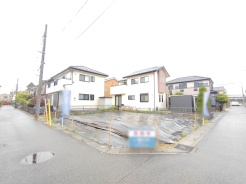 角地に位置する開放的な立地で、新しい暮らしを想像させる落ち着いた街並みに佇む一画です。