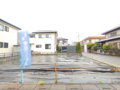 閑静な住宅街の一角にあり、理想の暮らしを描くための新しい始まりを予感させる更地です。