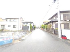 閑静な住宅街の一角にあり、日常の落ち着きと穏やかな時間の流れを感じられる住環境が整っています。