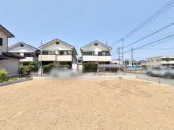 閑静な住宅街の一角にあり、理想の住まいを自由に描き出せるすっきりとした広がりを感じる敷地です。