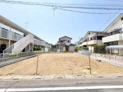 閑静な住宅街の一角にあり、理想の暮らしを描くための広々とした余白が広がっています。