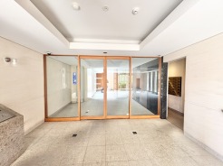 洗練された素材使いが静謐な空気を生み出し、日々の帰宅を穏やかに迎え入れてくれる上質な空間です。