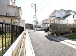 落ち着いた住宅街の風景が広がり、穏やかな時間が流れる健やかな環境です。