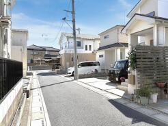 整然とした街並みが広がり、穏やかな日常が流れる住環境として整備された落ち着きのあるエリアです。