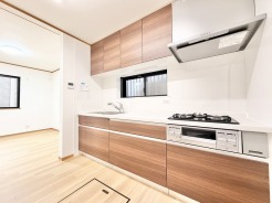 木目の温もりを感じるデザインが調和し、日々の作業が心地よい空間を演出する洗練された一角