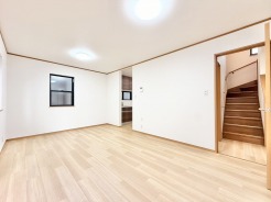 柔らかな木目が心地よい空間は、日々の暮らしに穏やかな寛ぎの時間をもたらします。