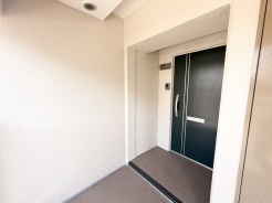 住まいの顔として、日々の帰宅を静かに迎えてくれる落ち着いた設えの玄関前スペースです。