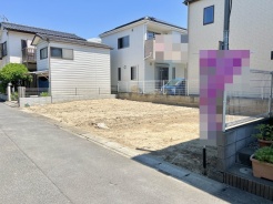 車通りの少ない閑静な住宅地、のびのびした子育てに適します。