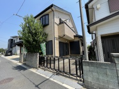 落ち着いた住宅街に馴染む、端正な佇まいが心地よい暮らしの始まりを感じさせます。
