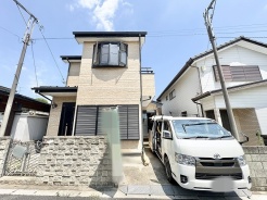 穏やかな住宅街に馴染む、落ち着いた佇まいが日々の暮らしに安心感をもたらしてくれます。