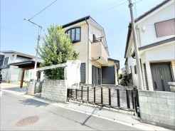 落ち着いた色合いの外観と、周囲の静けさが日々の暮らしに穏やかな安らぎをもたらします。