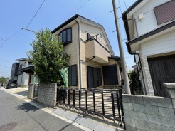 穏やかな街並みに馴染む落ち着いた佇まいで、日々の暮らしをゆったりと支えてくれる住まいです。