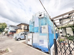新たな住まいの誕生に向けて、街並みに溶け込みながら着実に工事が進められている様子です。