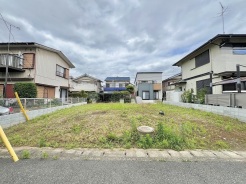 周囲の落ち着いた環境に溶け込み、家族の理想を形にするための自由な広がりを感じられる場所です。