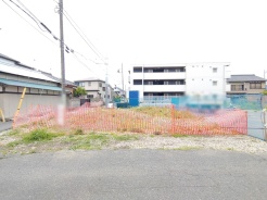 周辺環境に溶け込む落ち着いた立地で、これからの暮らしを自由に描き出せるゆとりある敷地です。