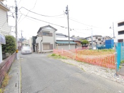 閑静な住宅街の中にあり、落ち着いた日常を予感させる穏やかな佇まいの街並みです。