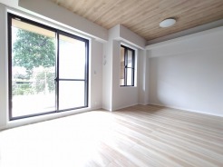 素材の質感を活かした木の温もりと、すっきりと整った空間が穏やかなひとときを演出します。
