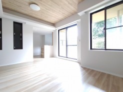 木目調の天井がぬくもりを添える、シンプルで洗練された空間が心地よい安らぎの時間を演出します。