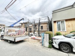 新たな住まいが形作られていく過程に、完成への期待と静かな高揚感が重なる穏やかな風景です。