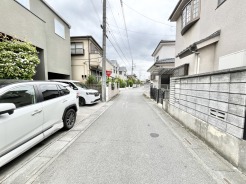 日々の暮らしが穏やかに流れる、落ち着いた空気に包まれた閑静な住宅街の風景です。