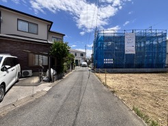 穏やかな空気が流れる住宅街に位置し、これからの暮らしの広がりを感じさせてくれる落ち着いた佇まいの環境です。