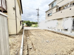 理想の暮らしを自由に描ける広々とした敷地で、新しい生活の基盤を築くためのゆとりある空間が広がっています。