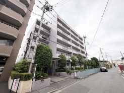 周辺の街並みと調和し、穏やかな日常を予感させる落ち着いた佇まいの外観です。