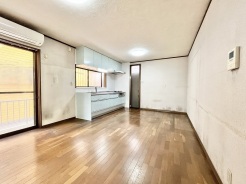 日々の暮らしに心地よいゆとりを生み出す、すっきりと整った開放感のある空間が広がります。