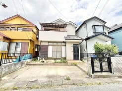 周辺の街並みと穏やかに調和し、日々の暮らしに静かな安らぎをもたらす落ち着いた佇まいの住まい。