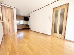 無駄を削ぎ落としたシンプルな空間が、日々の暮らしに静かな安らぎと落ち着きをもたらしてくれます。