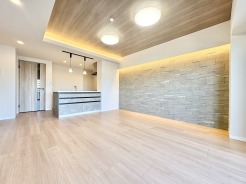 洗練された素材感と間接照明が織りなす、落ち着きと調和に満ちた上質な空間が広がります。