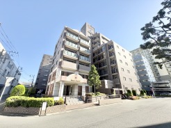 街並みに静かに寄り添い、確かな存在感と落ち着きを湛えた端正な佇まい。