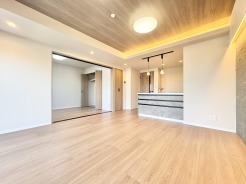 間接照明の柔らかな温もりと木目の質感が調和し、日々の暮らしに心地よい安らぎをもたらす洗練された空間です。