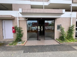 日々の暮らしを穏やかに受け入れる、親しみやすく落ち着いた佇まいのエントランスです。