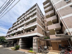 街並みに馴染む落ち着いた佇まいが、日々の暮らしに安心感をもたらしてくれる住まいです。