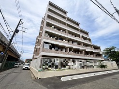 周囲の環境に溶け込みながらも、端正な佇まいで街並みに馴染む落ち着いた雰囲気のレジデンスです。