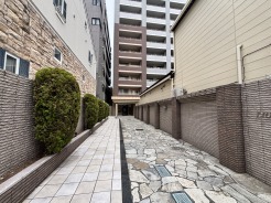 石畳と植栽が整えられたアプローチは、帰宅するたびに静寂な心地よさと洗練された気配を感じさせてくれます。