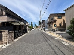 穏やかな空気が流れる閑静な住宅街で、日々の暮らしに安らぎを感じられる落ち着いた街並みです。