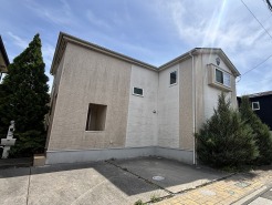 青空に映える洗練された佇まいと、周囲の自然が調和する穏やかな住環境が魅力です。