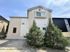 すっきりと整った外観が街並みに溶け込み、穏やかな時間が流れる住まいです。