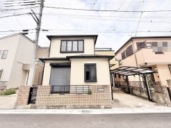 落ち着いた色合いの佇まいが、日々の暮らしに穏やかな安らぎと親しみやすさを感じさせてくれます。