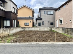周囲の落ち着いた環境に馴染み、新たな暮らしの可能性を静かに広げる整った土地。