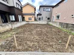 周辺環境と調和した落ち着きある敷地で、新しい暮らしの構想を自由に描いていただけます。