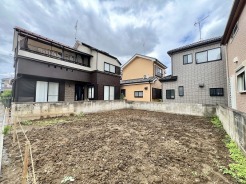 閑静な住宅街の一角に位置する、自由な暮らしを思い描ける広がりのある敷地です。
