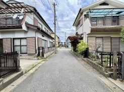 穏やかな空気が流れる閑静な住宅街で、日々の暮らしに静かな安らぎをもたらす住環境が広がっています。