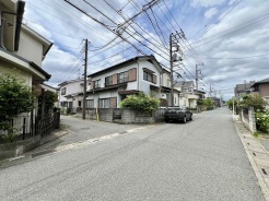 穏やかな空気が流れる閑静な住宅街で、日々の暮らしに静かな安らぎをもたらす住環境が広がっています。