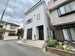 街並みに溶け込みながらも、清潔感ある佇まいが日々の暮らしを静かに支えてくれる住まいです。