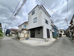 洗練されたフォルムが街並みに馴染む、落ち着いた佇まいの住まいです。