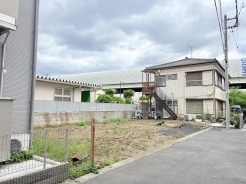 周囲の環境と調和しながら、自分らしい理想の住まいを自由に描き出せるゆとりある土地の表情。