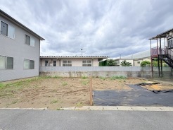 周囲の環境と調和した、広がりを感じさせる落ち着いた佇まいの敷地です。